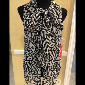 Women’s black and white sleeveless blouse